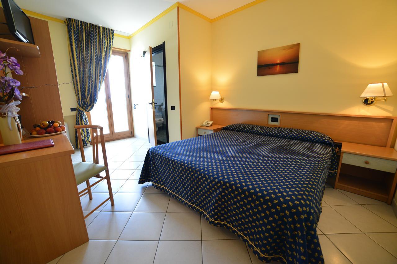 Hotel Lo Smeraldo Cisternino Eksteriør bilde